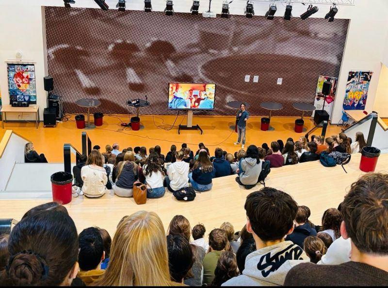 Het lijkt soms net alsof jij blij bent dat je die aanslag in Parijs hebt meegemaakt image