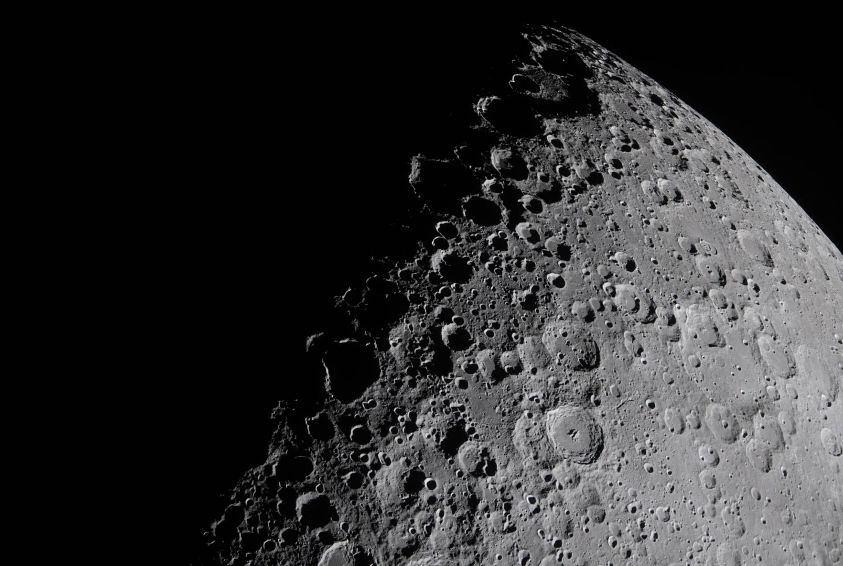 Artemis II onthult eerste close-up beelden van de achterkant van de maan – een historisch ruimtevaartmoment image