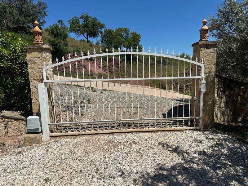 Daar zaten we dan, letterlijk een paar uur opgesloten in ons vakantiehuis in Portugal. Door de enorme stroomuitval ging ook het hek niet meer open. image