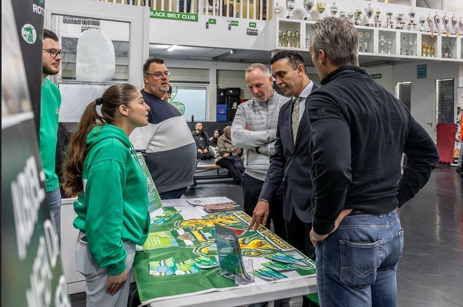 ๐๐๐ฆ๐๐ง ๐ฌ๐ญ๐๐ซ๐ค ๐ฏ๐จ๐จ๐ซ ๐๐๐ง ๐ข๐ง๐๐ฅ๐ฎ๐ฌ๐ข๐๐ ๐ฌ๐ฉ๐จ๐ซ๐ญ๐ค๐ฅ๐ข๐ฆ๐๐๐ญ image