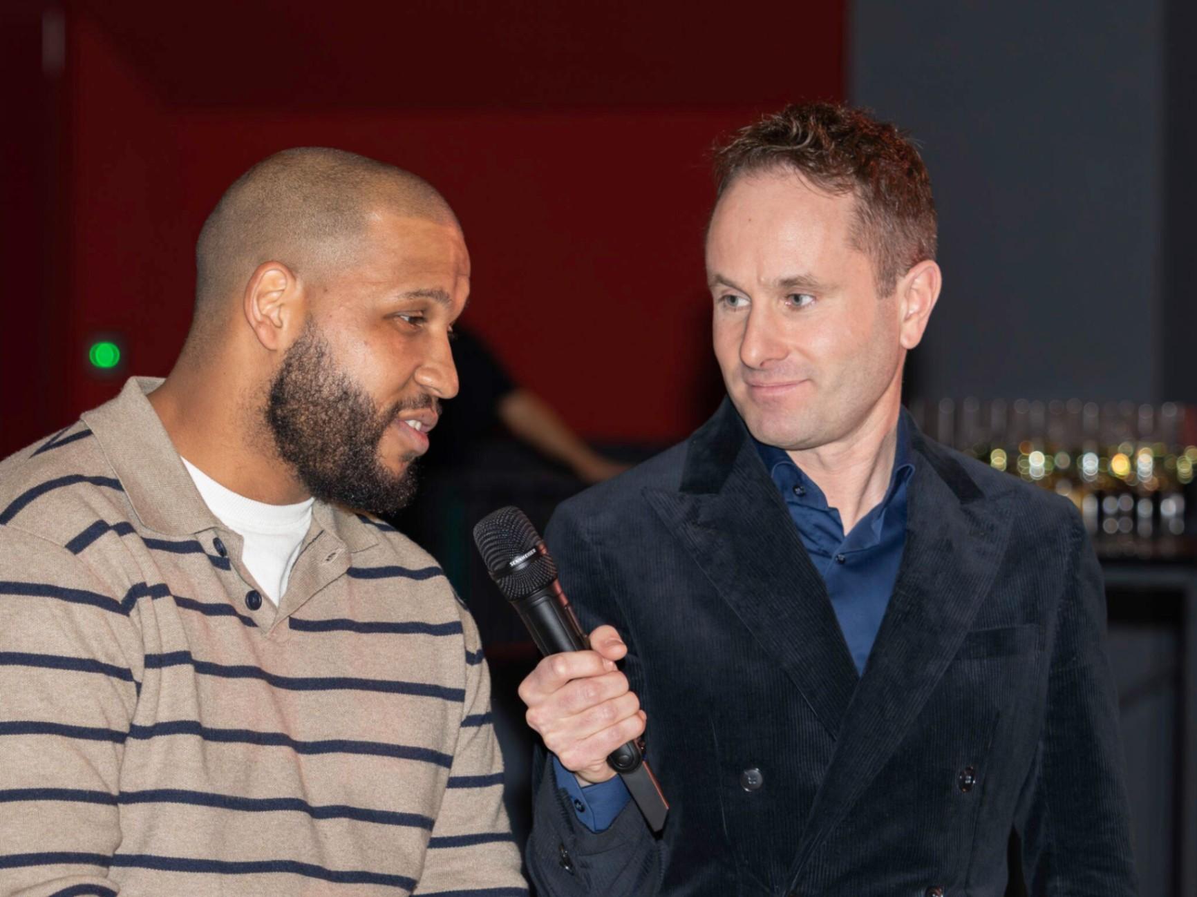 Soms begint een sportverhaal niet bij een vereniging, maar op straat. In Katendrecht, om precies te zijn. Daar voetbalde Wembley Paulino Reyes als jongen met vrienden op pleintjes. image